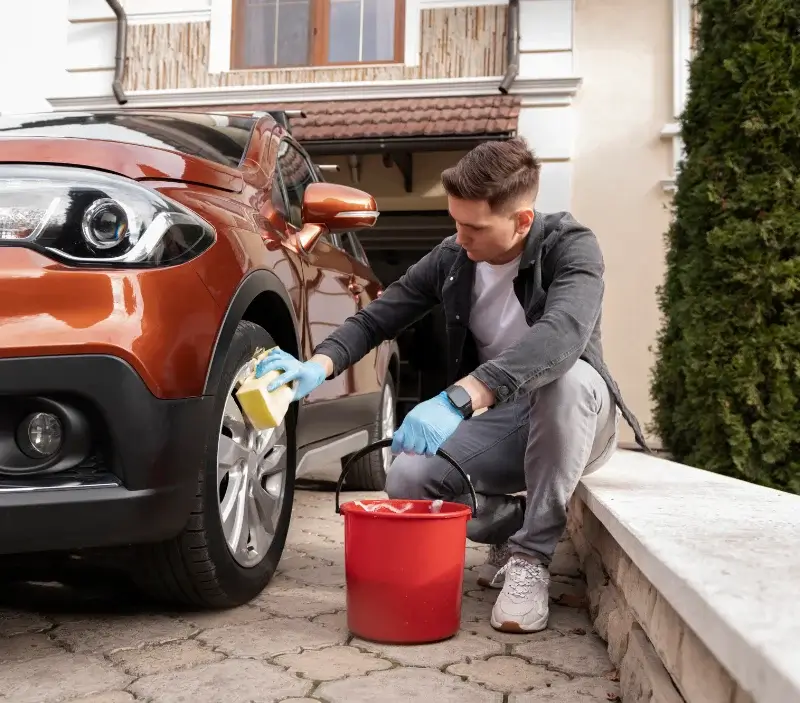 Lavage auto à domicile Valforêt : professionnel intervenant sur un véhicule